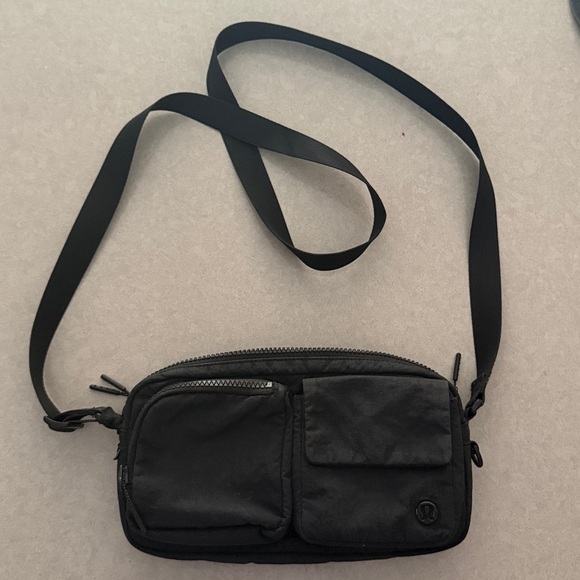 lululemon athletica multipocket Crossbody Bag 2.5 L Black - Picture 1 of 4